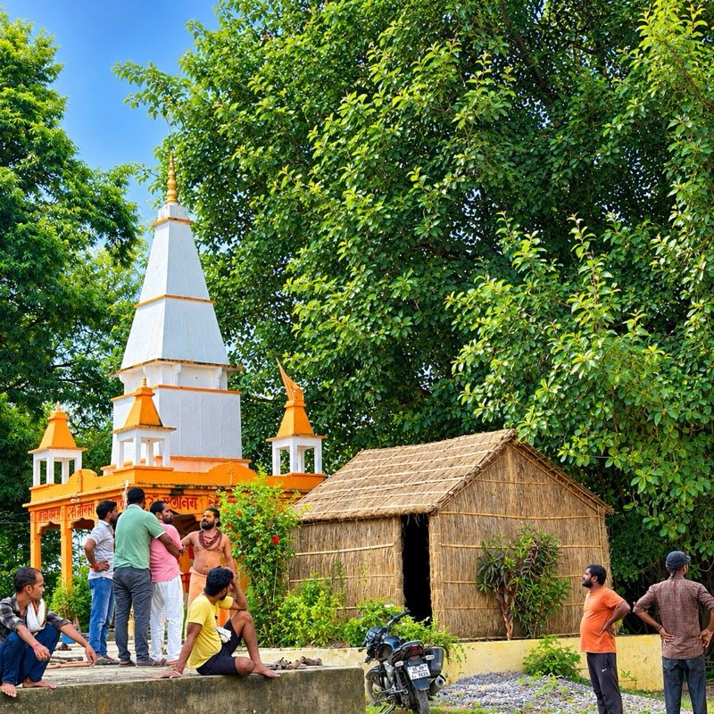 यज्ञस्थल — मंदिर शिखर एवं भक्तगण